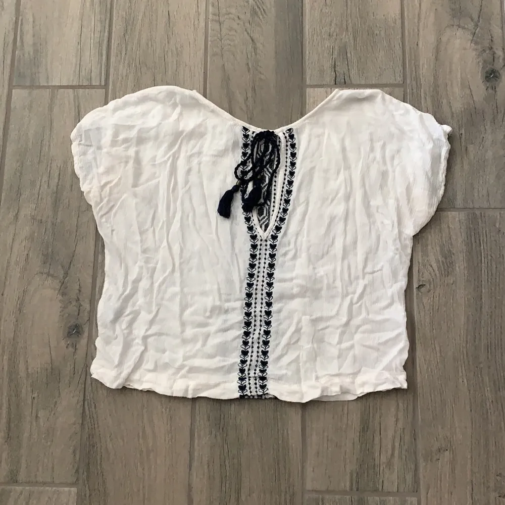 Forever 21 embroidered top - Image 4