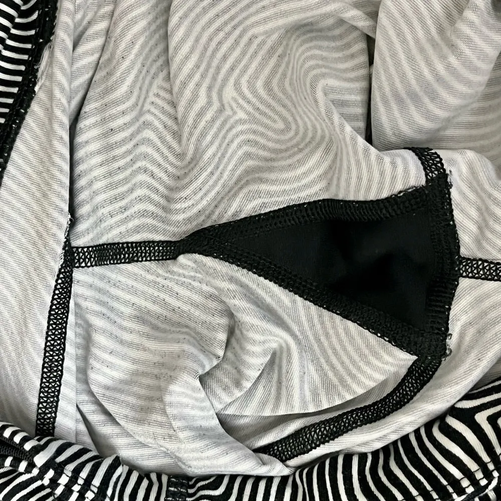 Nike Dri-Fit Leggings Women M Black White Swirl Stripe Yoga Running Pants - Image 5