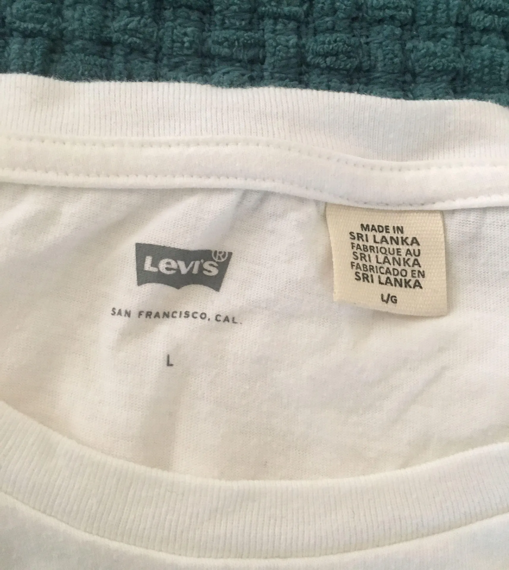 Levi’s Graphic Tee - Image 5