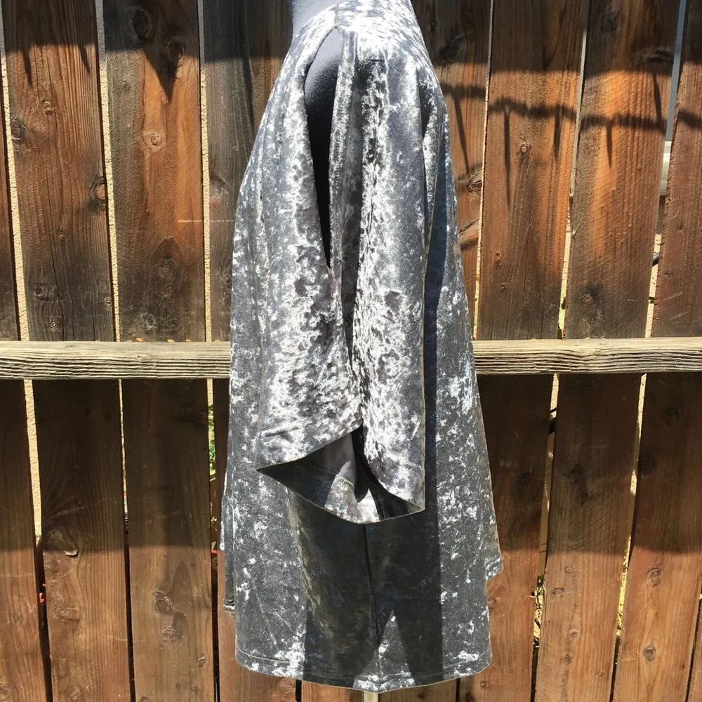 Steve Madden Crushed Velvet Cold Shoulder Kimono - Image 4