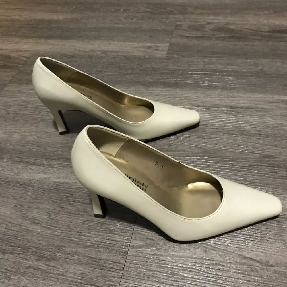 Sergio Zelcer Spanish Leather Pearl Pumps Size 5 - Image 5