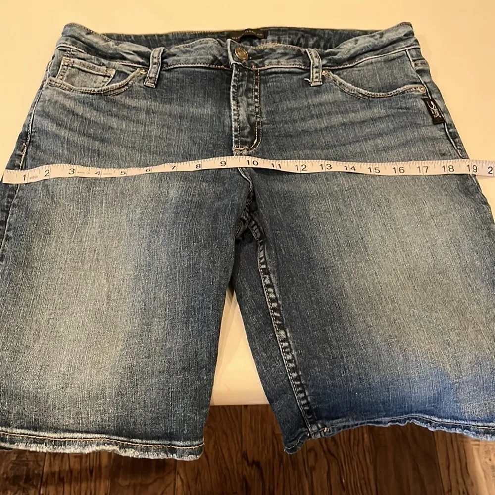 Silver Jeans Elyse Bermuda Short High Rise Size 30 - Image 5