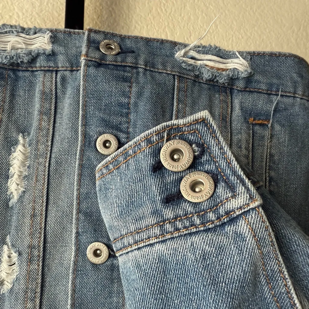 Distressed Denim Jacket Blue Wash Classic Fit Medium Streetwear Layer - Image 4