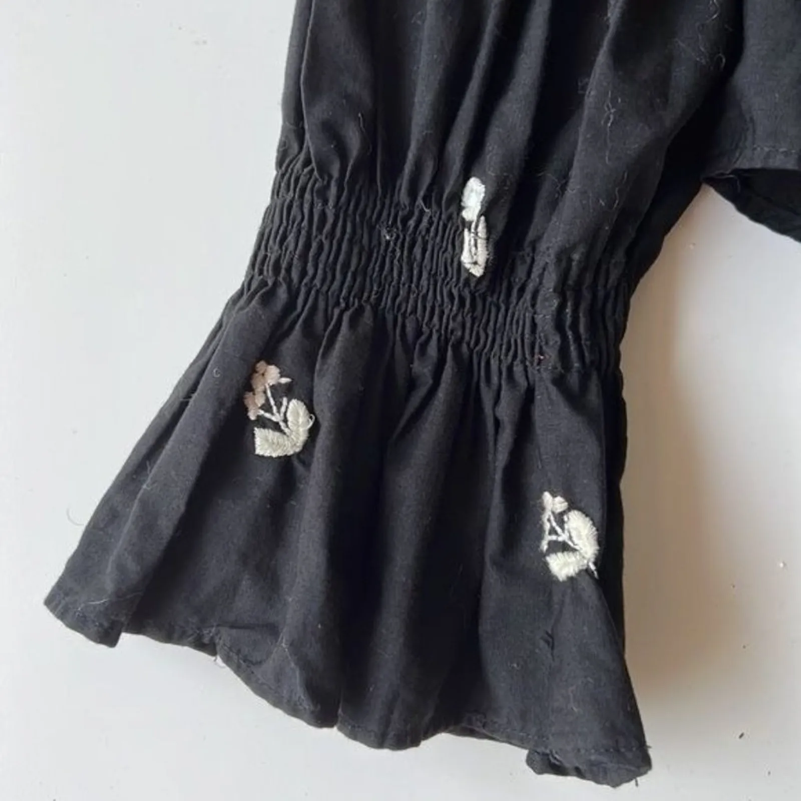 Zara Trafaluc Off Shoulder Puff Sleeves Top in Black w White Floral Embroidery Size 6 - Image 5