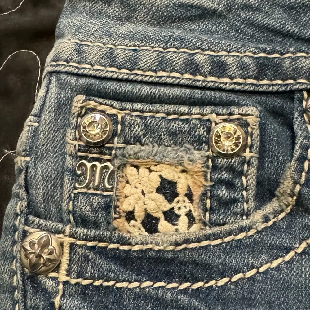 Miss Me Bermuda Jean w/Pearl Accents Size 26 JP6158M - Image 2