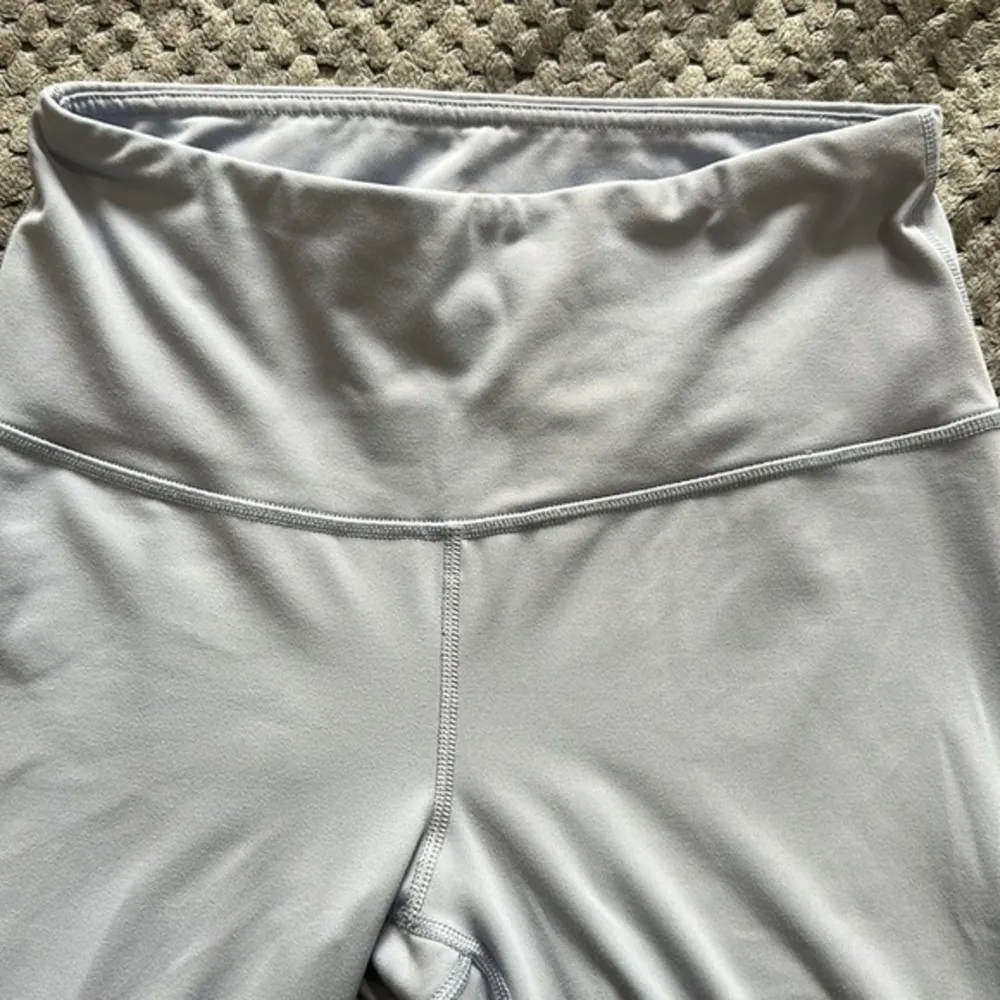 WOMEN’S YOGALICIOUS SKY BLUE CAPRI LEGGINGS SIZE SMALL EUC #1496 - Image 2