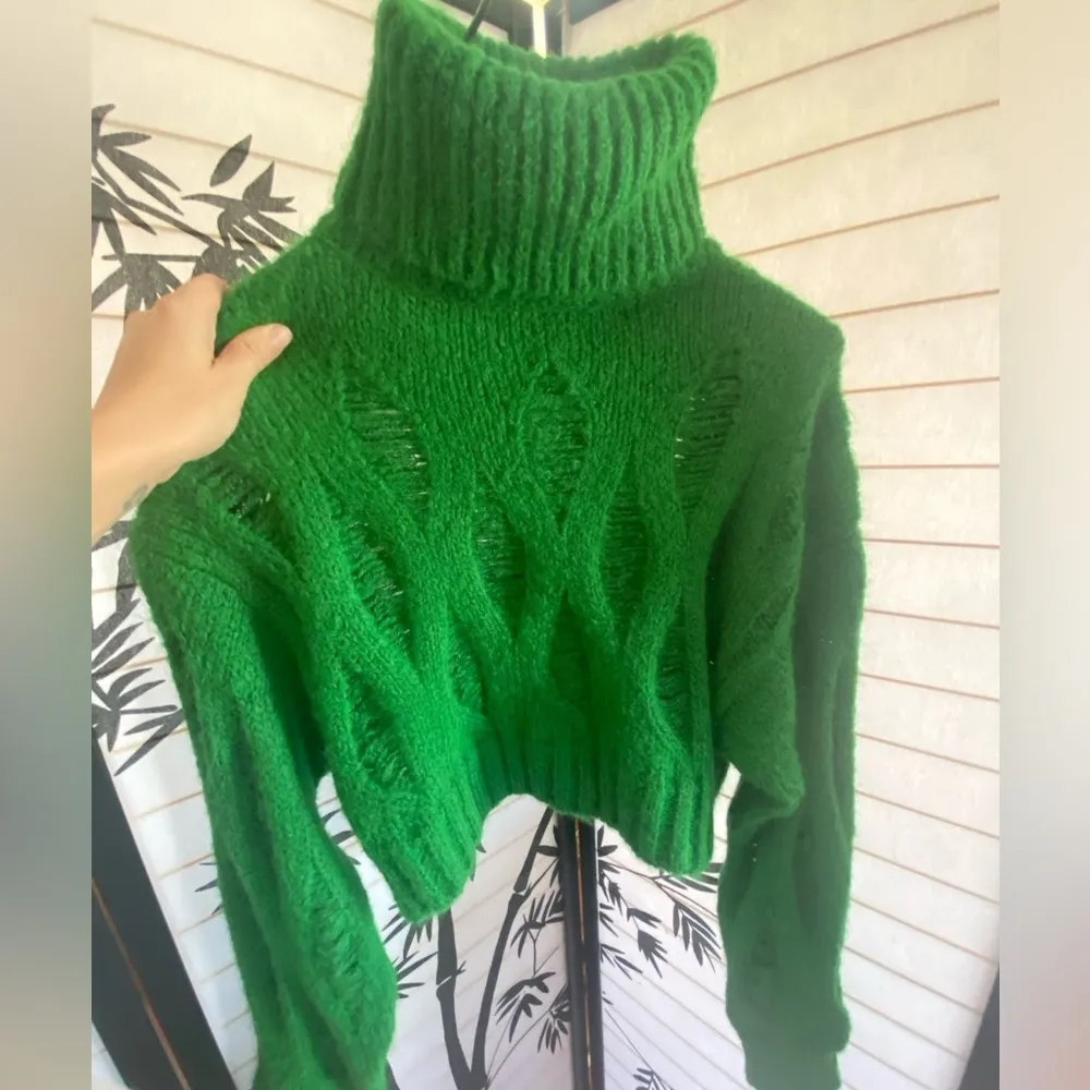 green crop sweater w/ cut out slits. Artistic & gorgeous! - Image 6