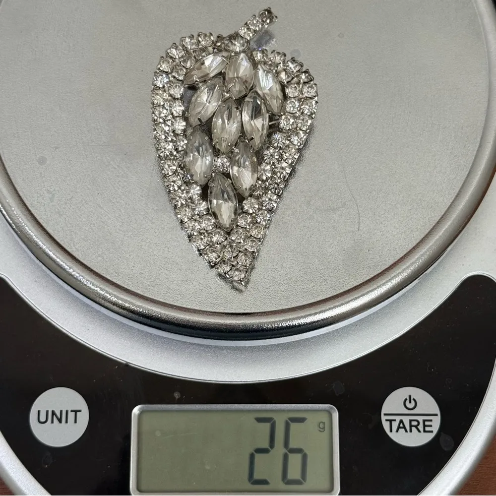 Vintage Unsigned Clear Rhinestones Bling Large Curved Leaf Pendant Brooch 26g. Silver - Image 8