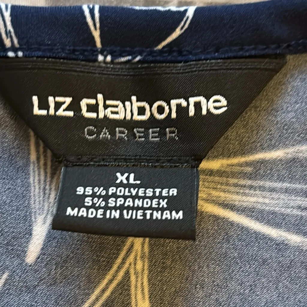 Liz Claiborne Navy and White Floral Tank Top - Image 3