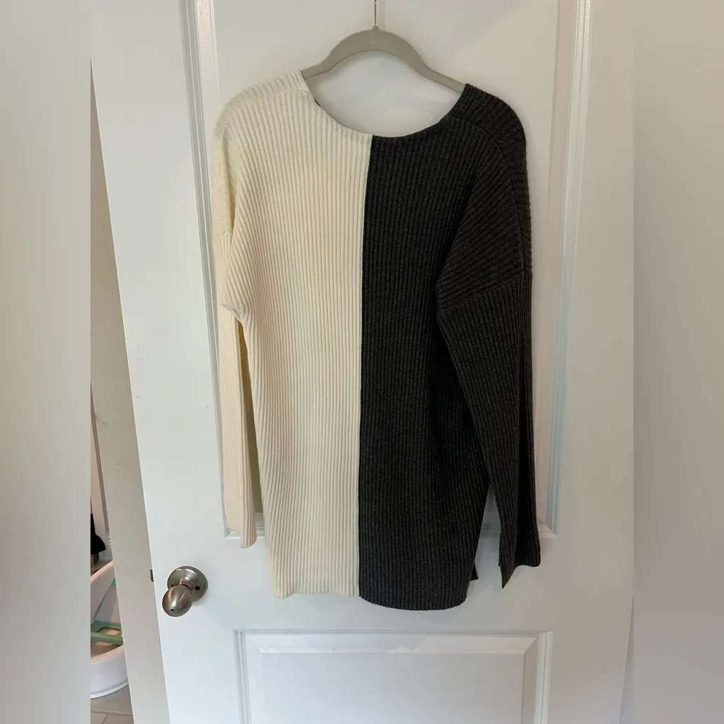 Abercrombie & Fitch Black and Cream V-Neck Sweater - Image 4