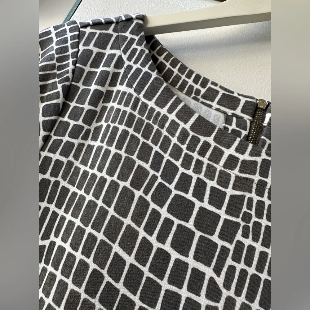 Tommy Bahama women’s large Grey/Green short sleeve medium length dress - Image 4