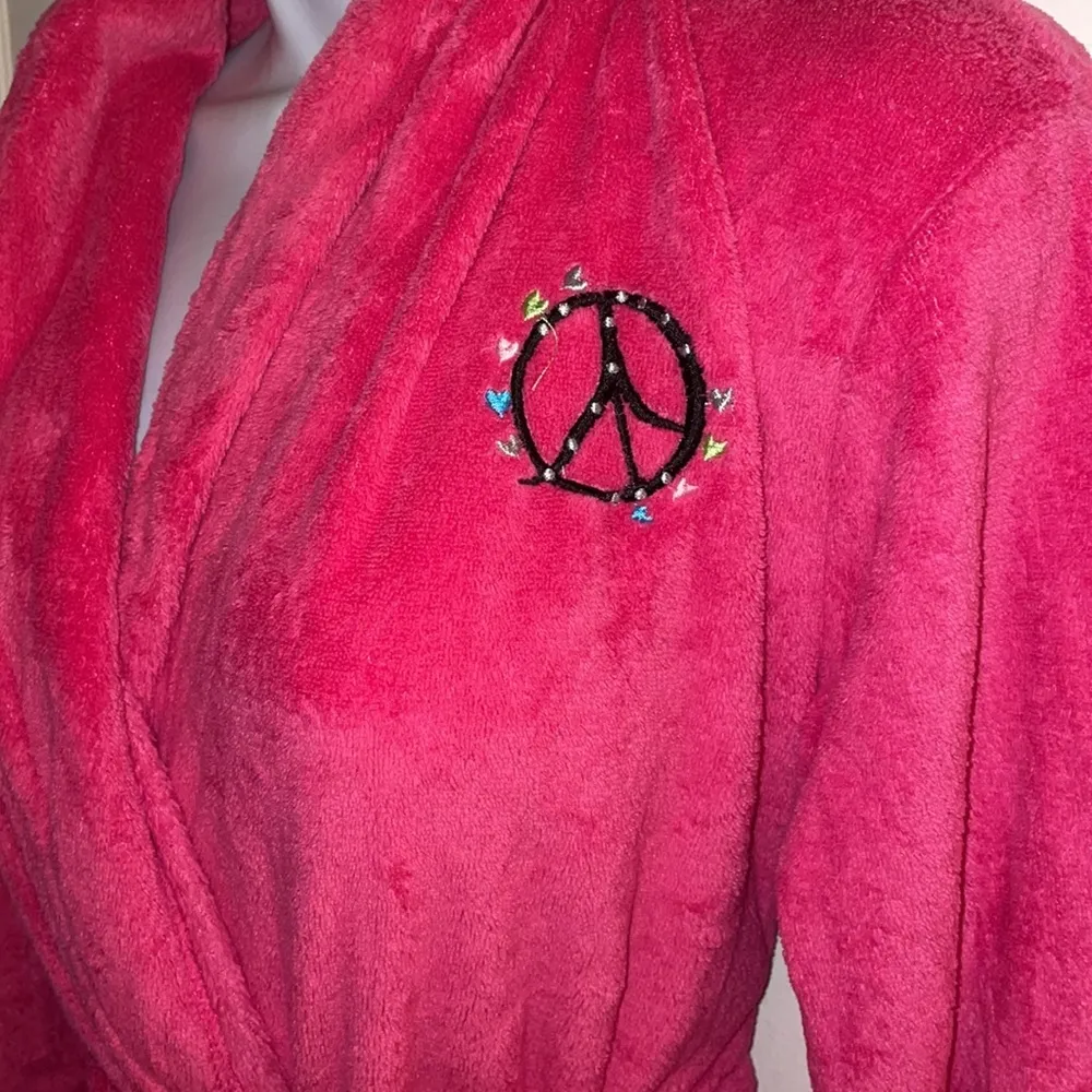 Xhiliration Barbie hot pink peace robe tie waist plush soft short size L - Image 2