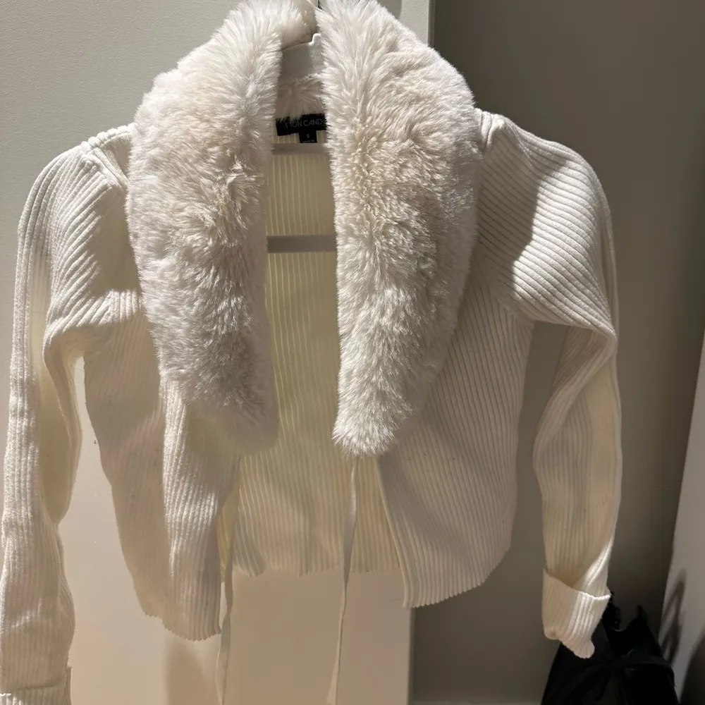 White Sweater with fur collar - Image 2