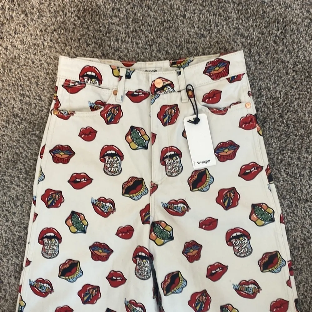 Wrangler Read My Lips Print High Rise 652 Barrel Jean Rolling Stones 27 x 31 NWT - Image 9