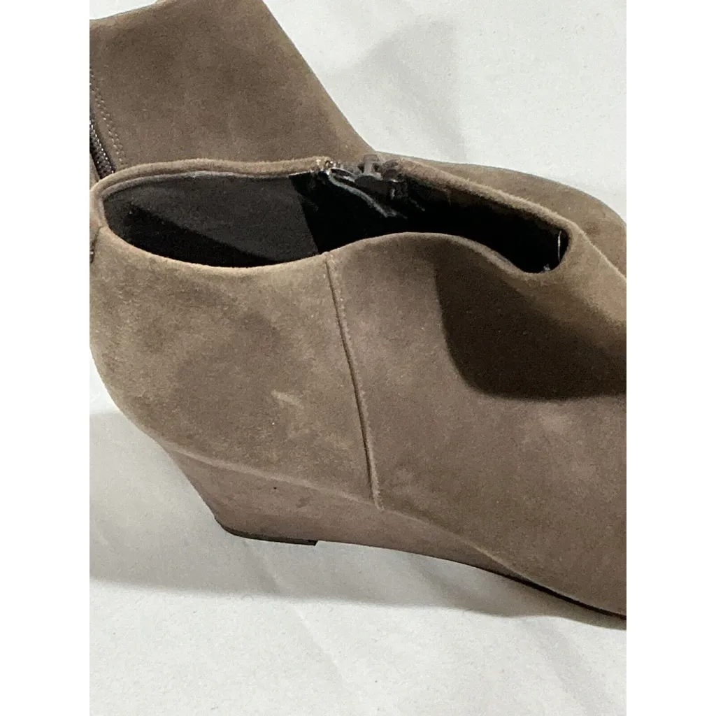 Woman’s Easy Spirit Tan Suede Size 10 Wedge Heel Ankle Boot - Image 4