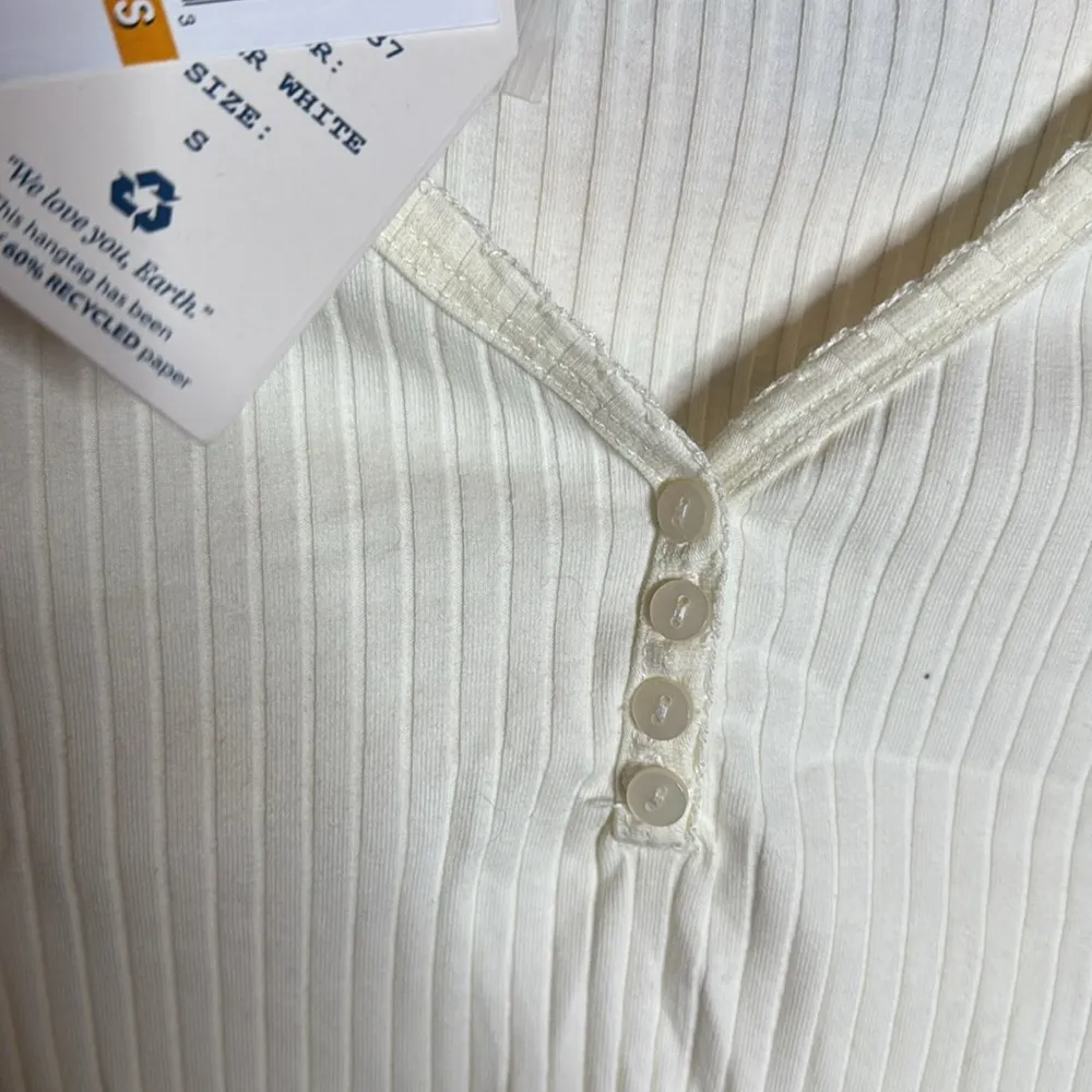 NWT Hippie Rose Ivory Juniors' Knit Henley T-Shirt Size Small - Image 4