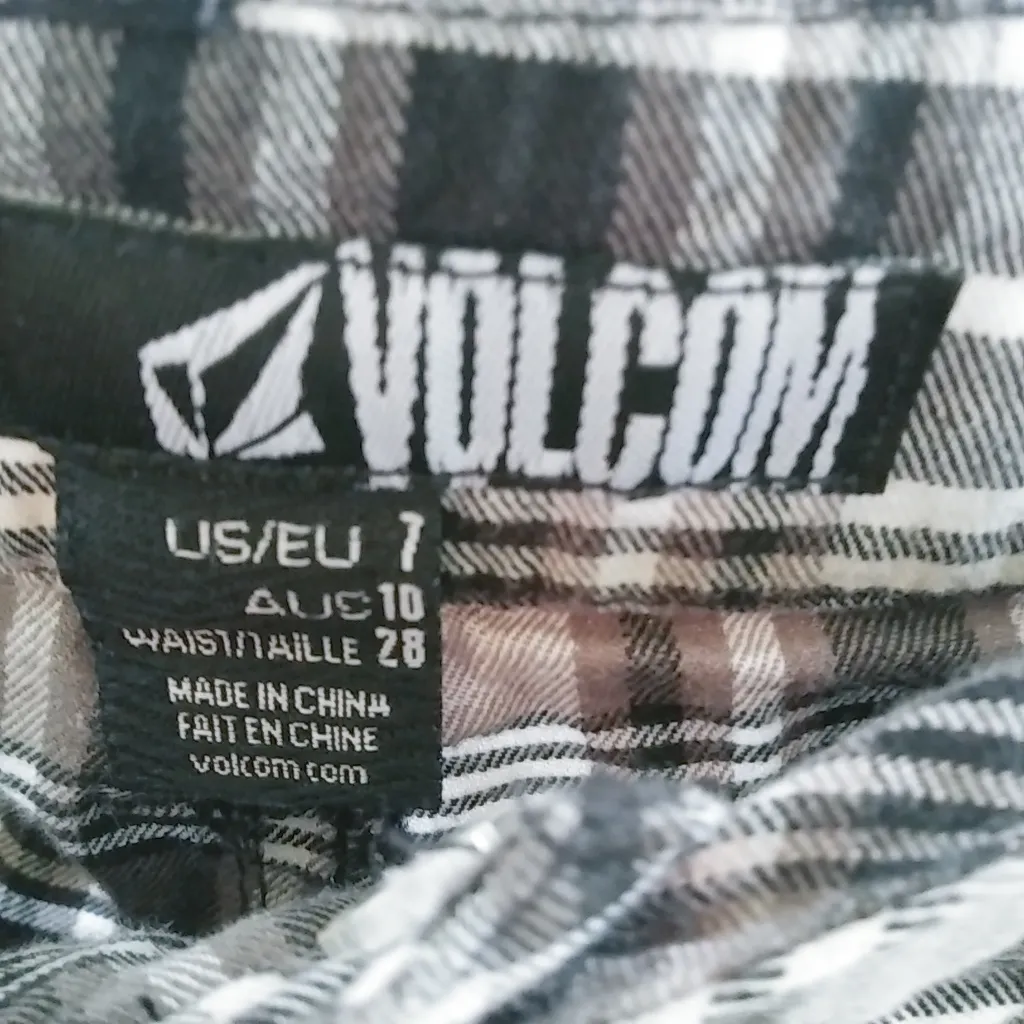 Volcom 7 Black Tan Plaid Shorts - Image 5