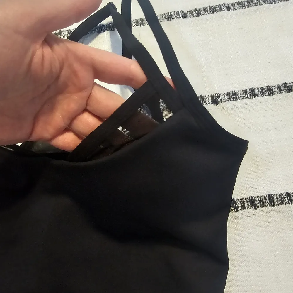 ALO Yoga Black Sports Bra with Racerback Design and Form-Fitting Stretch - Image 8