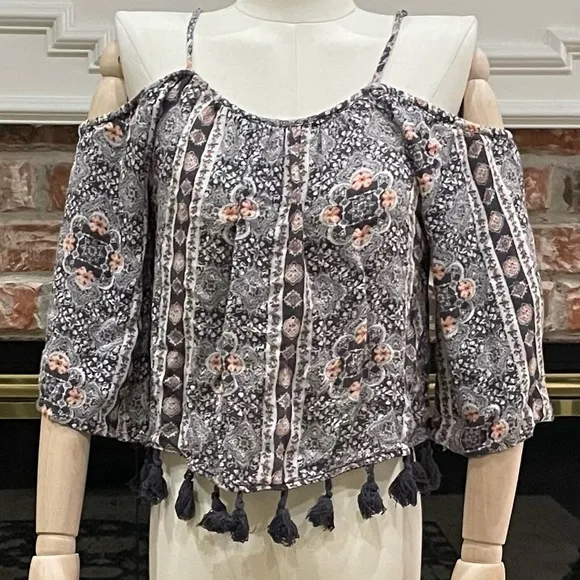 American Eagle Outfitters floral cold shoulder crop top / XS / EUC - Image 2