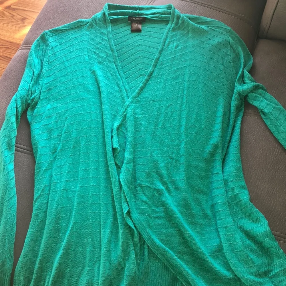 ANN TAYLOR Factory Green Cardigan Size Medium - Image 2