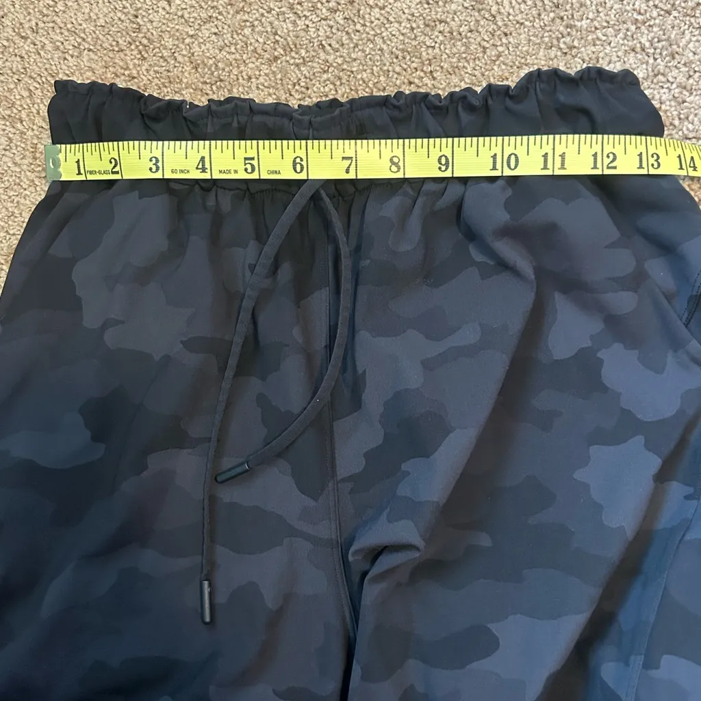 Lululemon black camo joggers Size 6 - Image 7