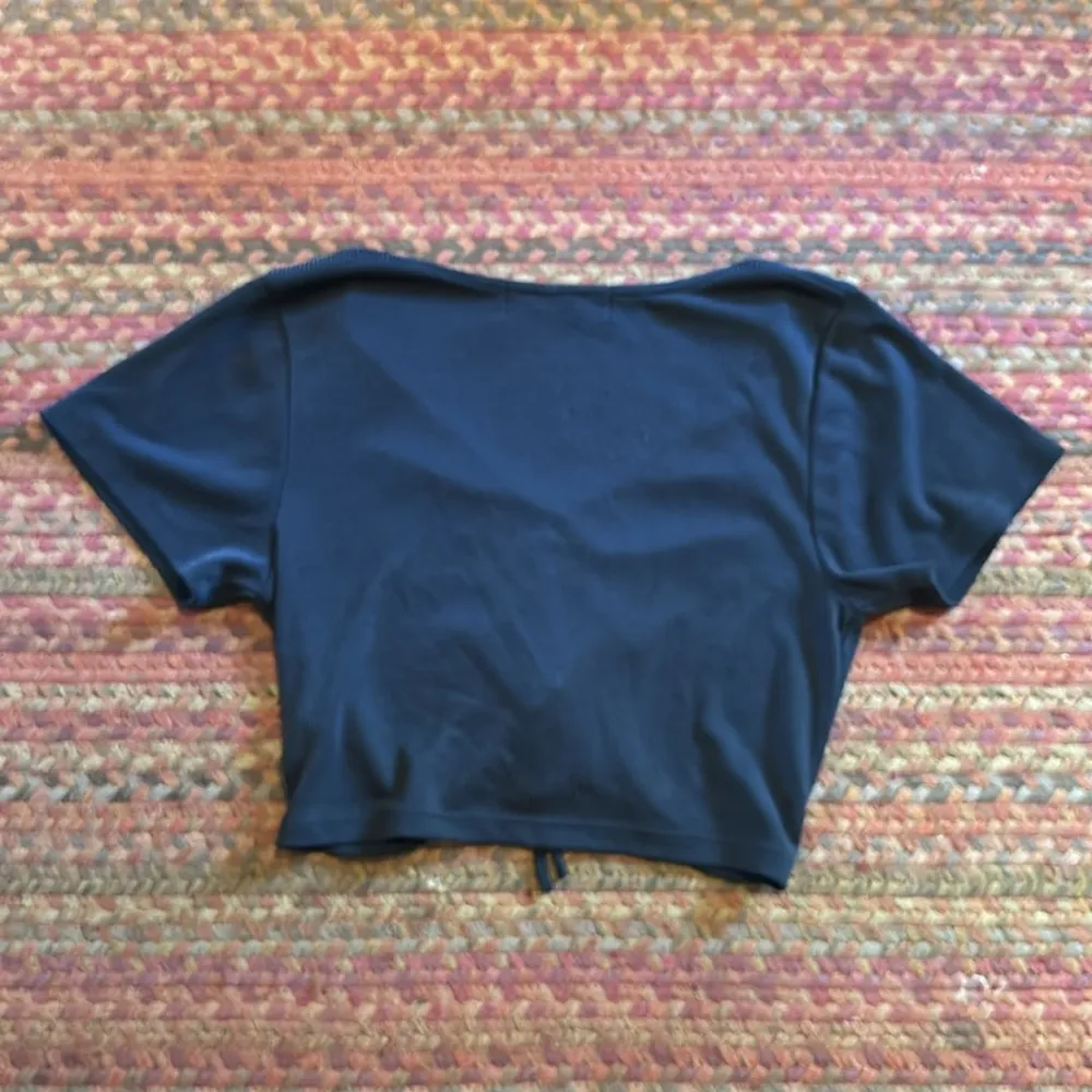 STELLA LAGUNA BEACH BLACK RIBBED MODAL RUCHED TEE - Image 5