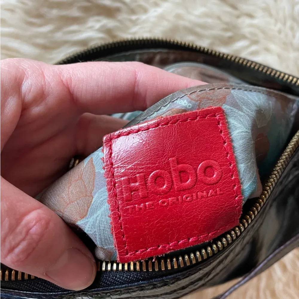 Hobo International Tobey Crossbody bag glazed leather. Black - Image 6