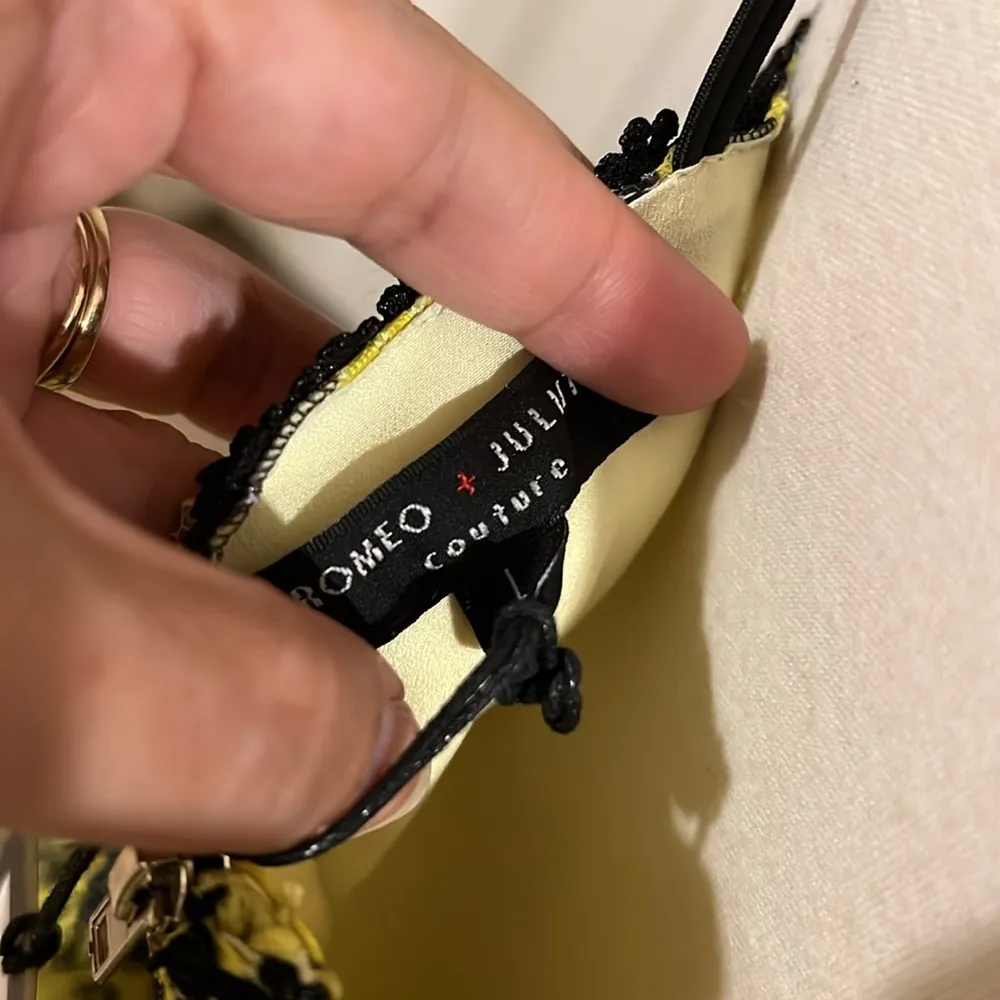 Romeo And Juliet Couture Women's Size Large Yellow Black trim Lacy Dress NWT - Image 9