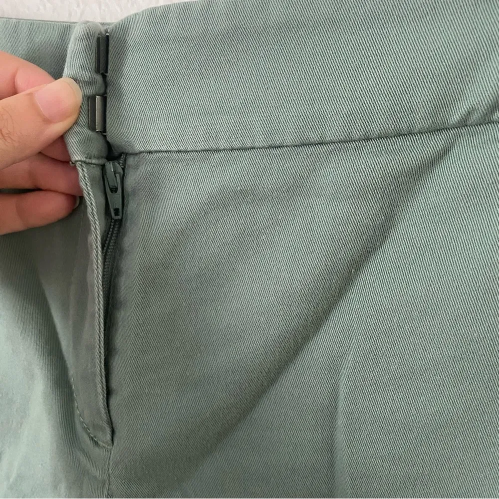 Ann Taylor  the Riviera Short, teal aqua green chino size 4 - Image 2