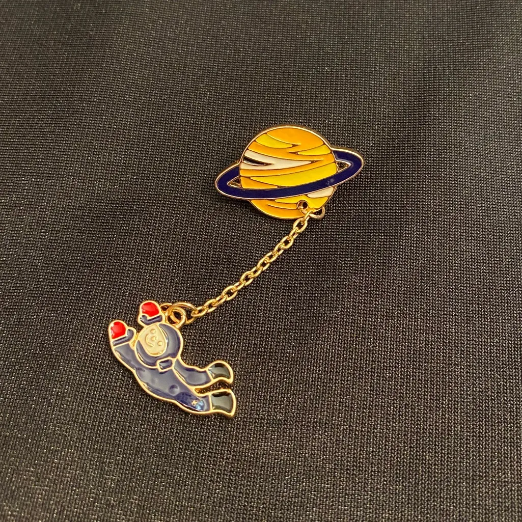 Junior Astronaut goes on their first spacewalk on this enamel pin/magnet. Blue - Image 5