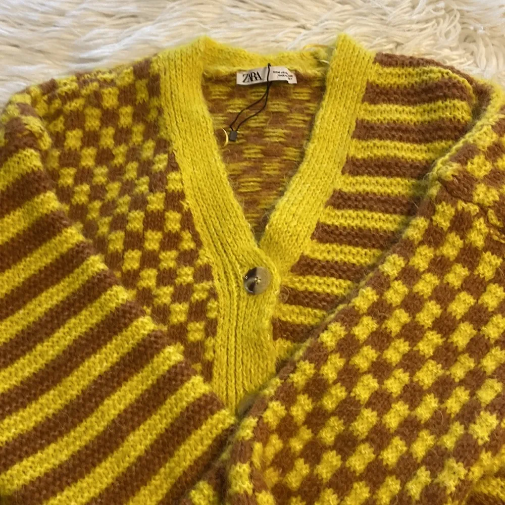 ZARA Sweater size M length 19” bust 48” see photos for colors front buttons - Image 12