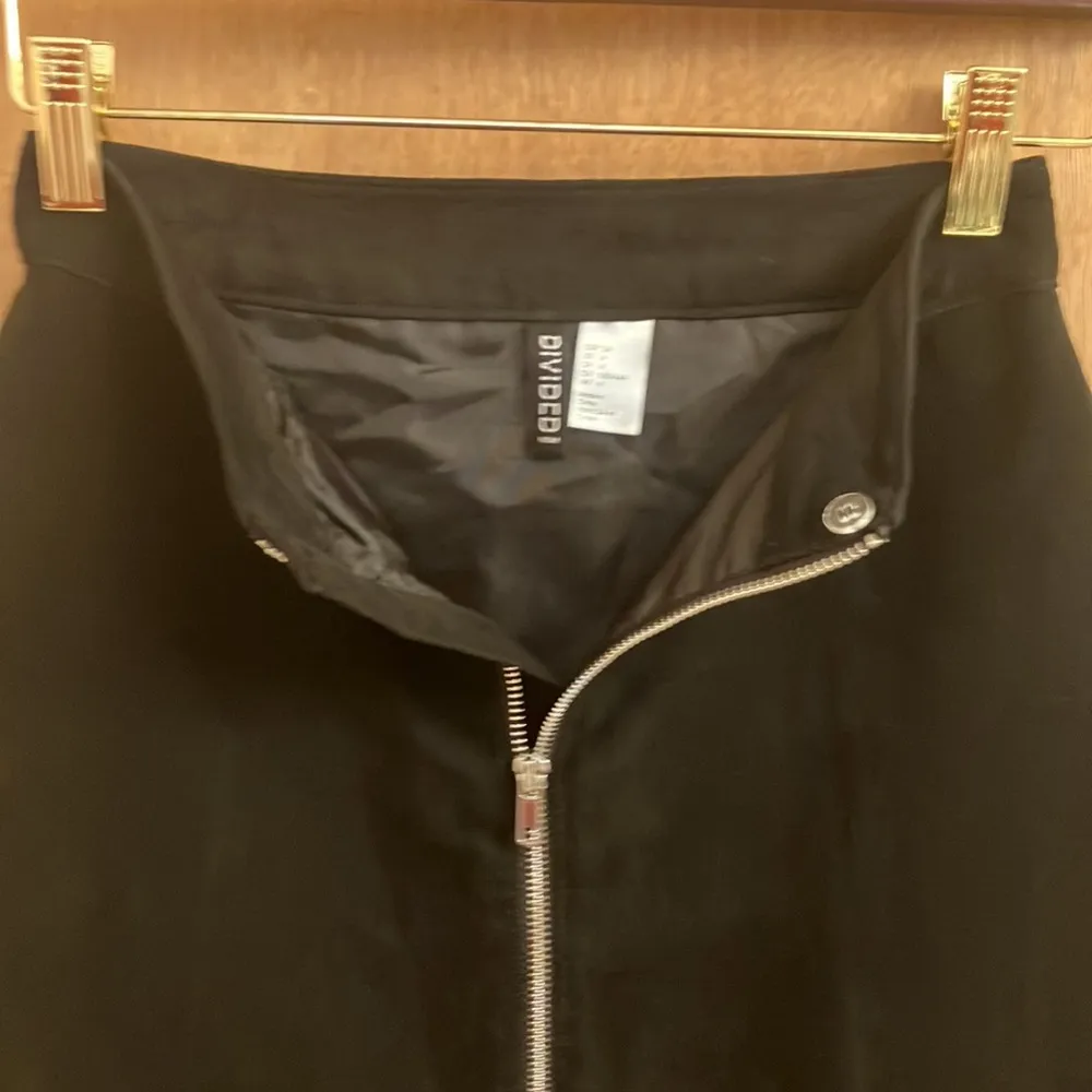 H&M grunge black suede mini skater skirt woman’s size 4 - Image 3
