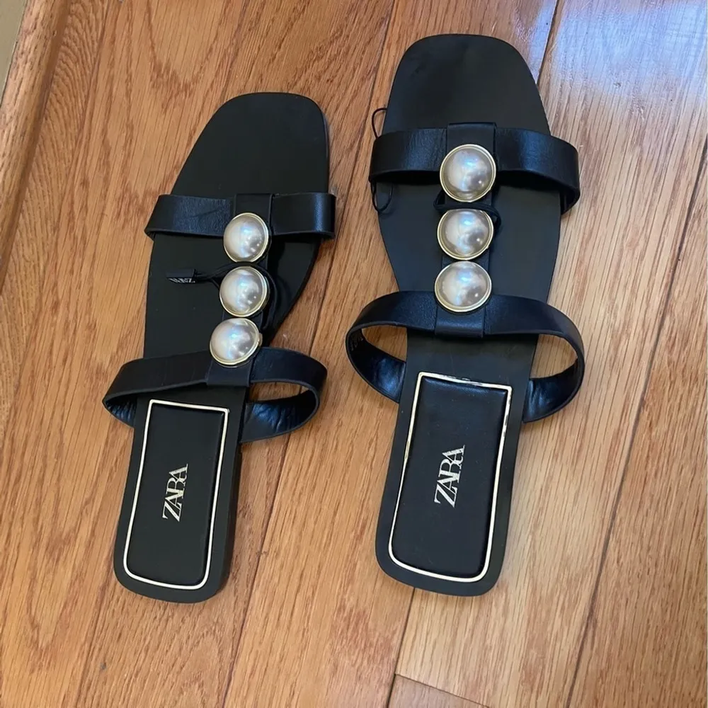 Zara Pearl Flat Sandals Black leather white pearls golden hardware SZ EU 41 - Image 5