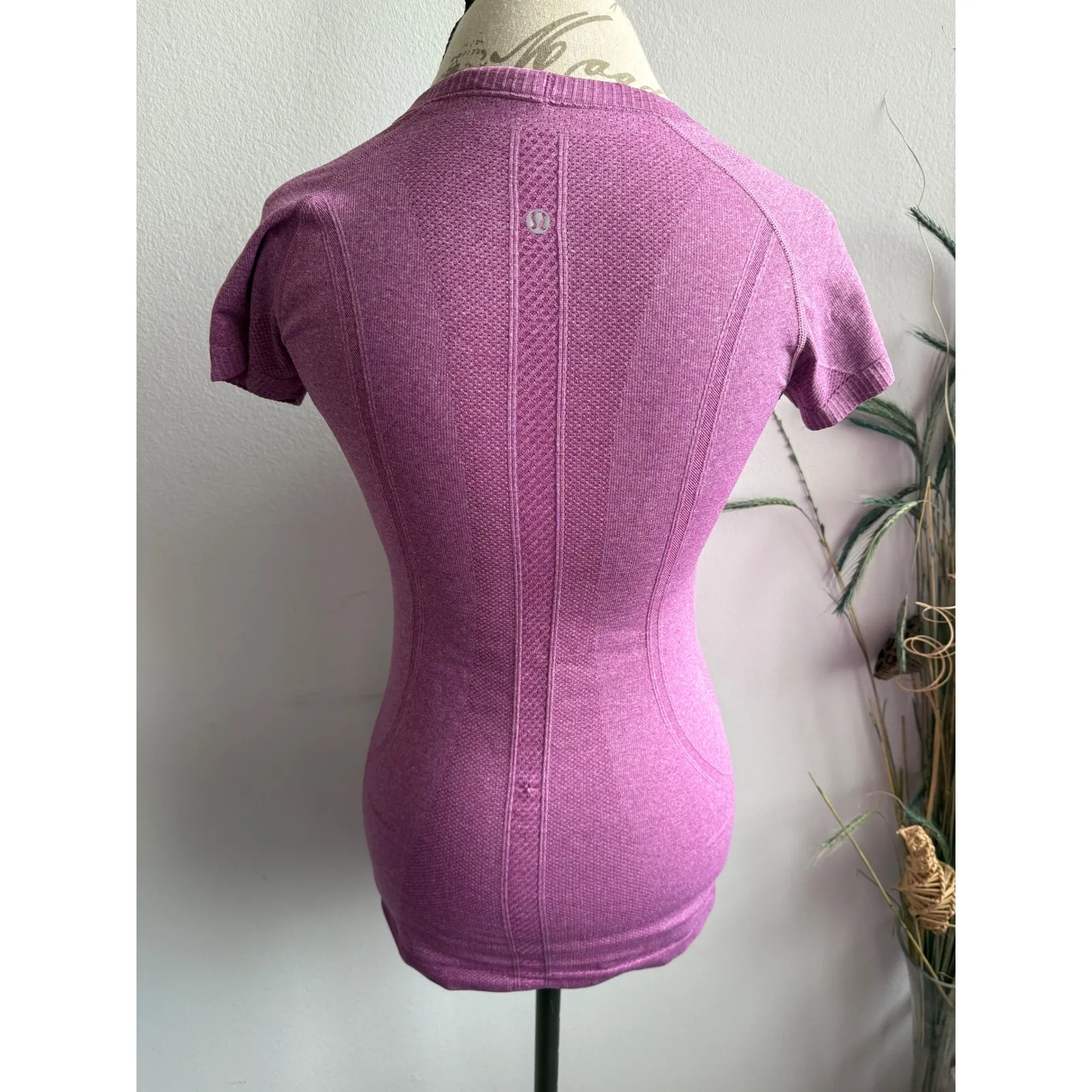 Lululemon Swiftly Tech 2.0 Short Sleeve Shirt Top, Women's‎ Activewear Workout - Image 3