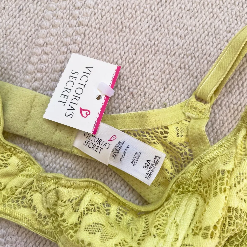 Vintage Victoria Secret Y2K Lace Bra Size 32A NWT - Image 2