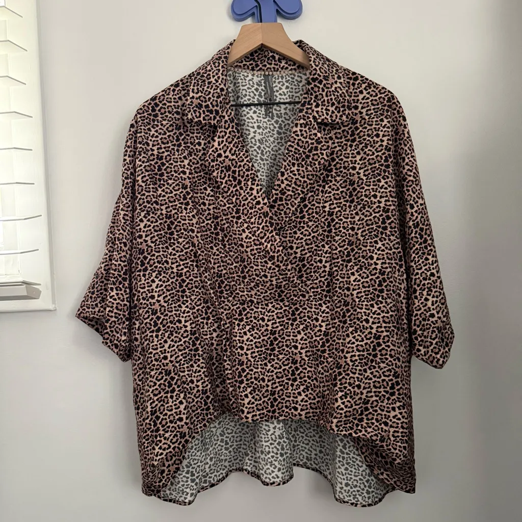 Anthropologie Large Dylon Wide Placket Leopard Print Top Brown Oversized Boxy - Image 2