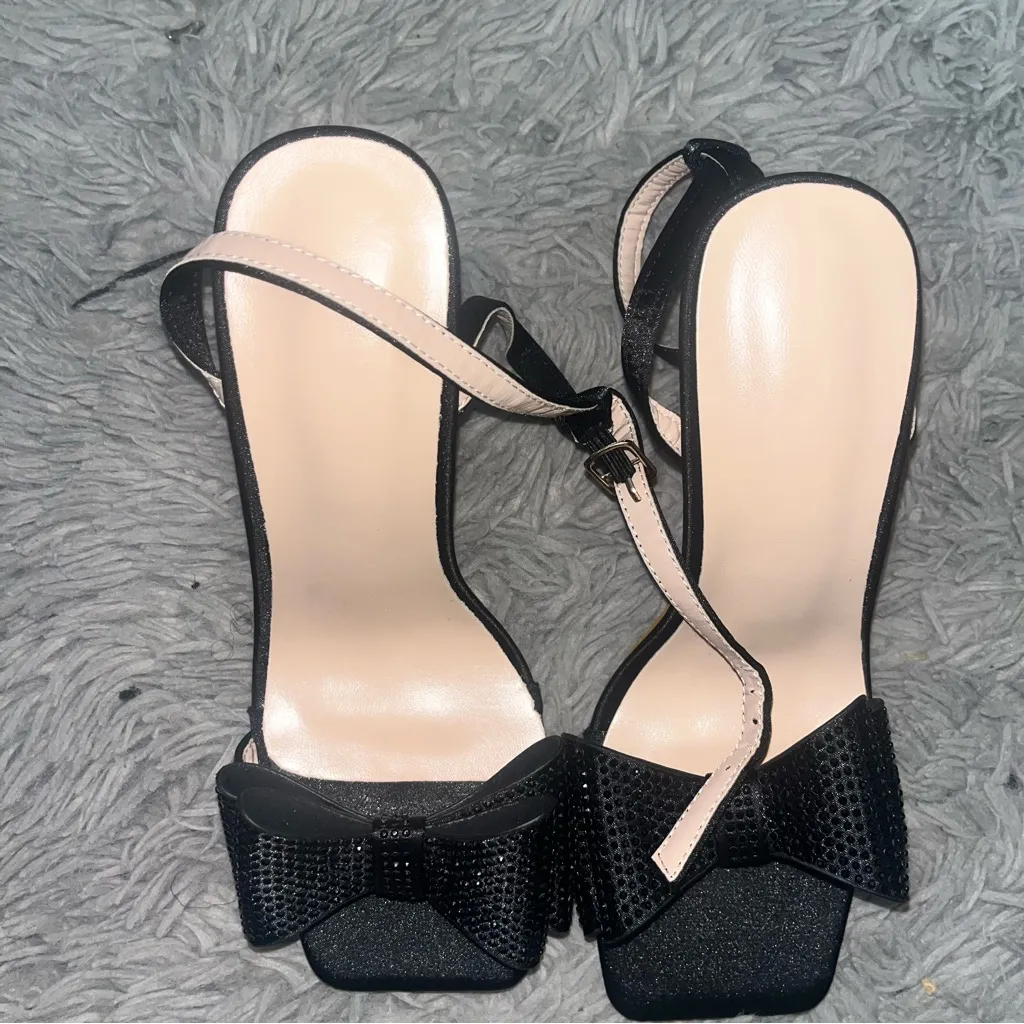 SHEIN Black Heels with Bow and Block Heel - Image 3