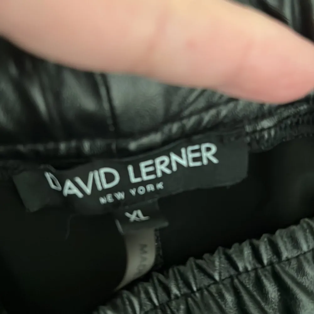 David Lerner Vegan Leather Track Pant
Joggers, lightweight, black, size XL - Image 3