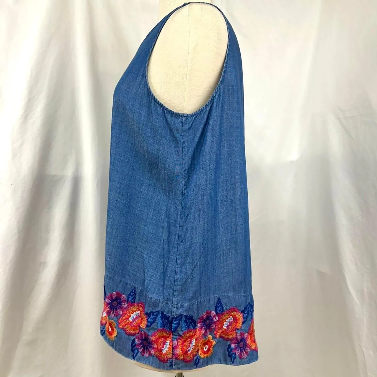 TOMMY BAHAMA Lyocell Chambray Blue Denim Bright Floral Embroidered Tank‎ Women L - Image 4