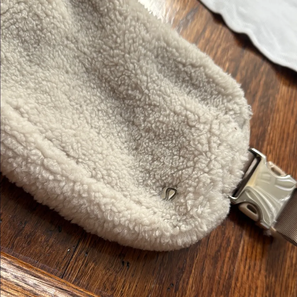 Lululemon nwot Fleece Belt Bag in Cream - Image 3