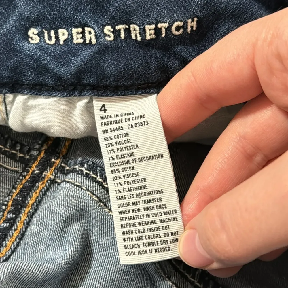 American Eagle super stretch distressed cuffed medium wash denim shorts size 4 - Image 10