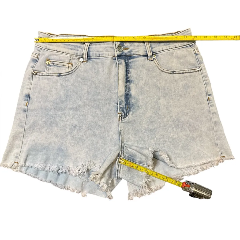 Pink Lily Light Wash Denim Frayed Shorts Women’s Size 31‎ Mid Rise 3” Inseam - Image 4