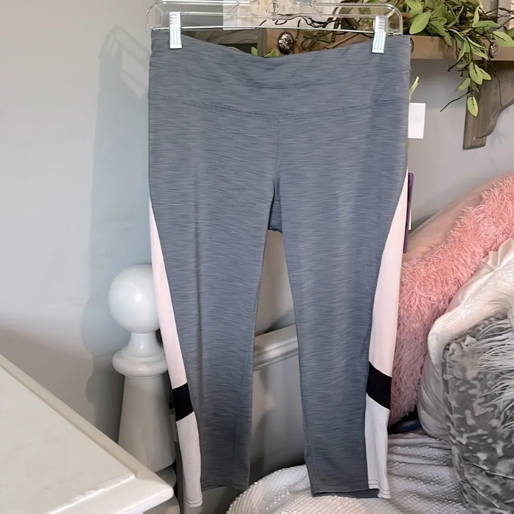 Power Core Color Blocked Capri Athletic Leggings Womens Medium Gray Cropped New - Image 2