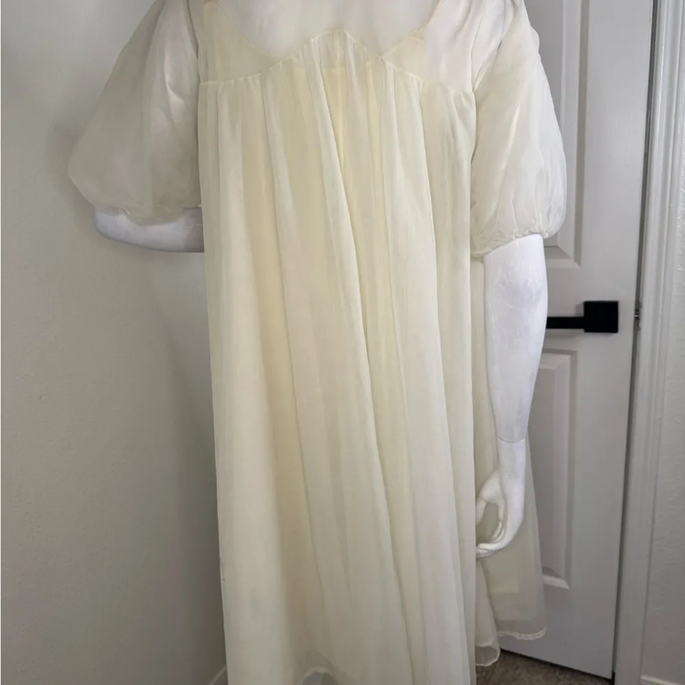 1960 Vintage Cream Chemise with Lace Detailing and Flowing Sleeves. #148 Size undefined - Image 8