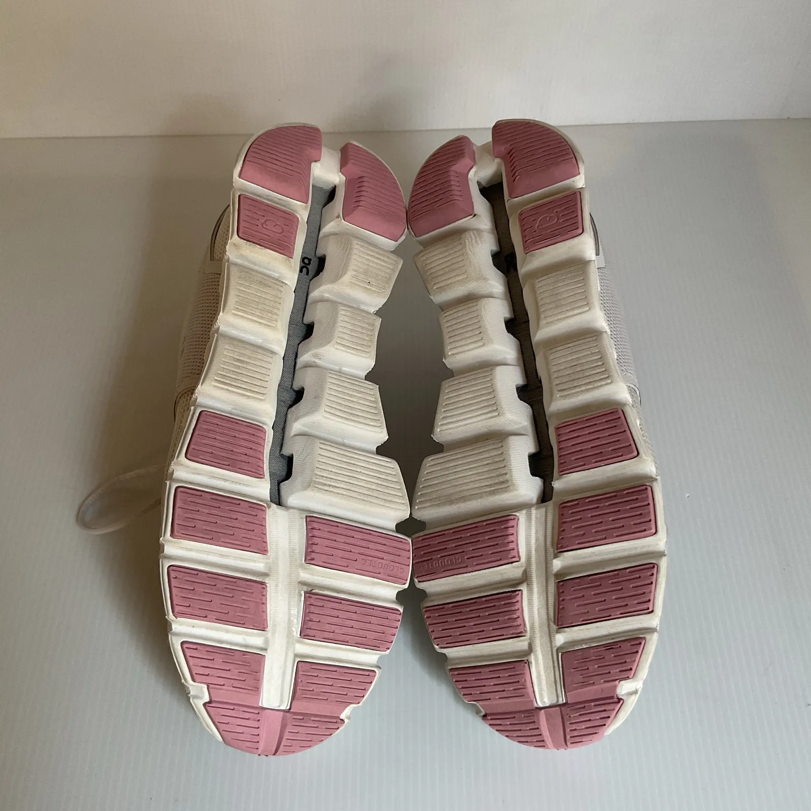 On Running Cloud Women’s Running Shoes US 9 Gray Pink Swiss Engineered - Image 6