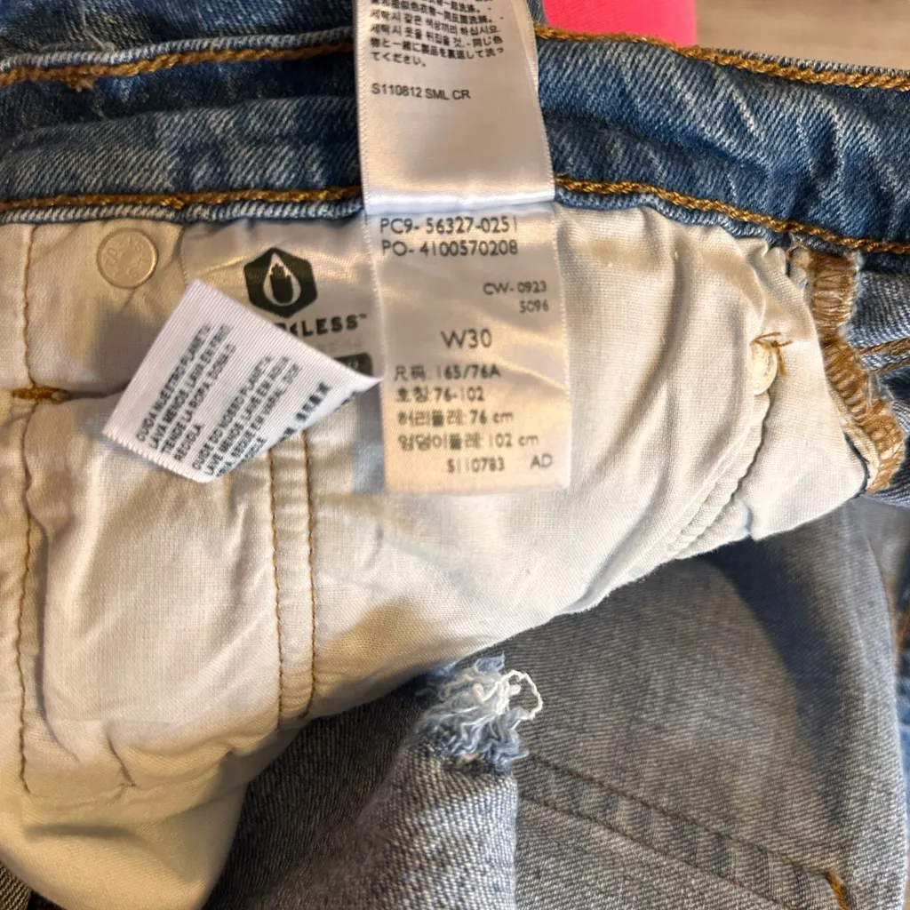 Women’s Levi's 501 cutoff shorts size 30 - Image 4