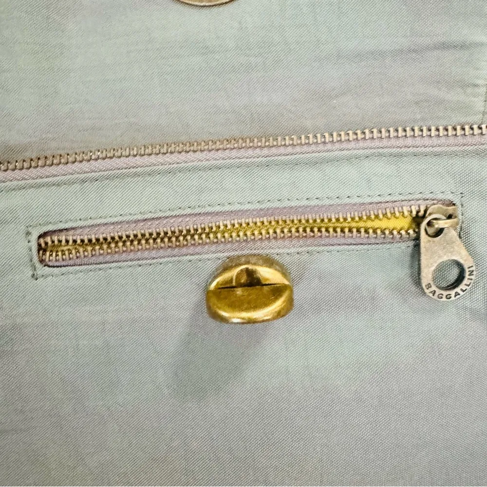 Baggallini Gray Shoulder Bag with Adjustable Strap and Circular Clasp - Image 3