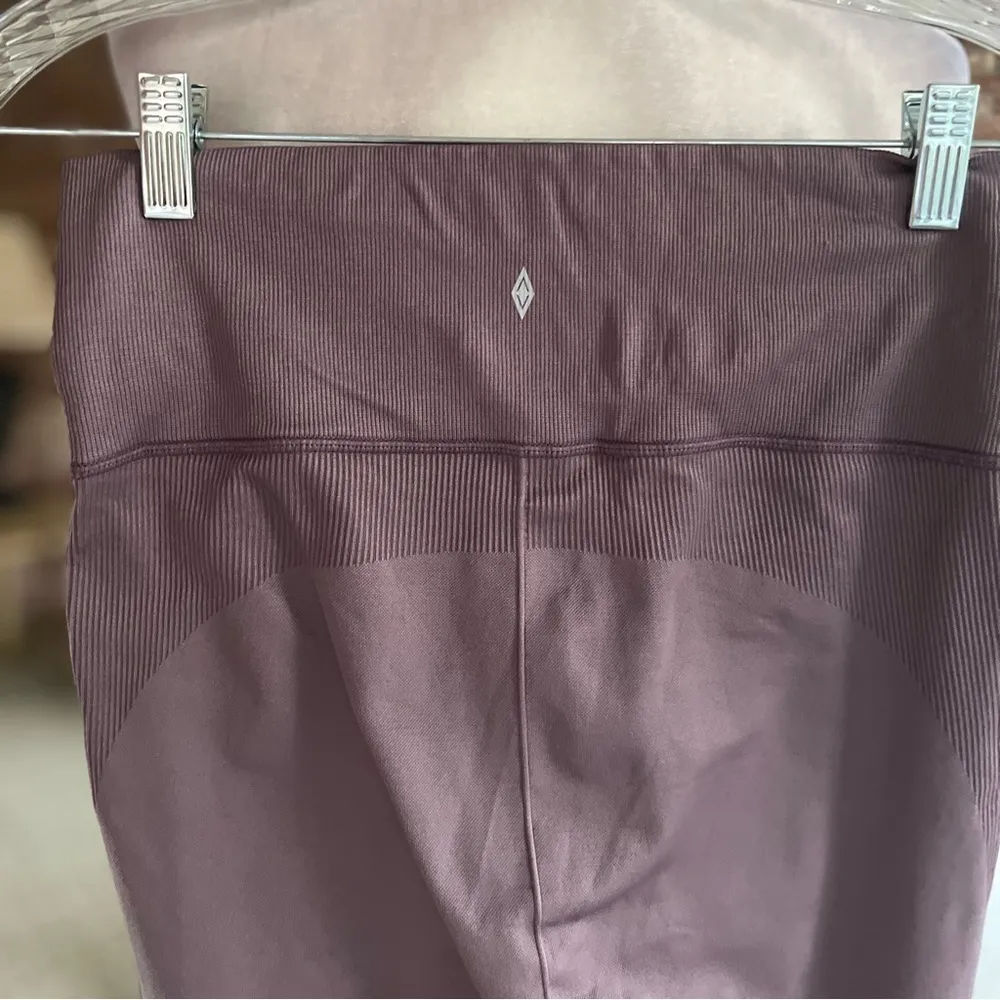 Avira Vibes Dusty Purple Mauve Leggings NWOT M Size M - Image 11