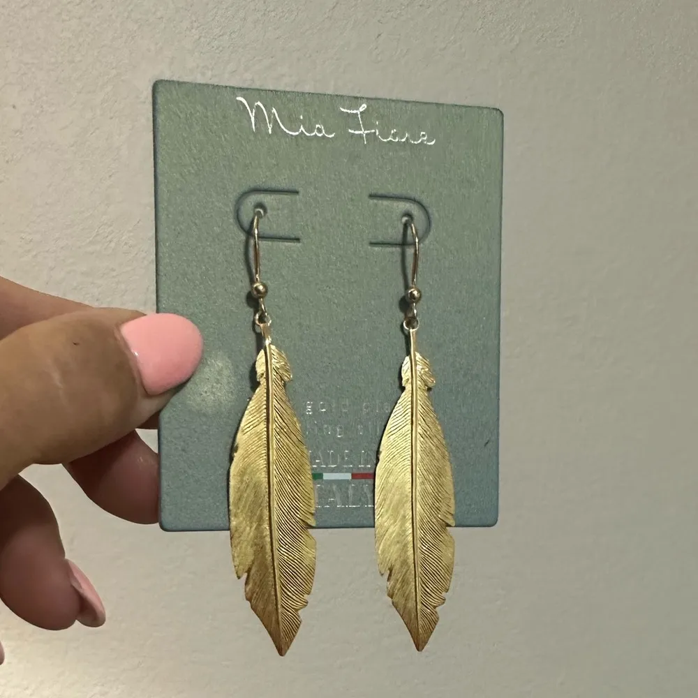 MIA FIORE 18 KT GOLD OVER STERLING SILVER FEATHER BOHO DANGLE DROP HOOK EARRINGS - Image 2