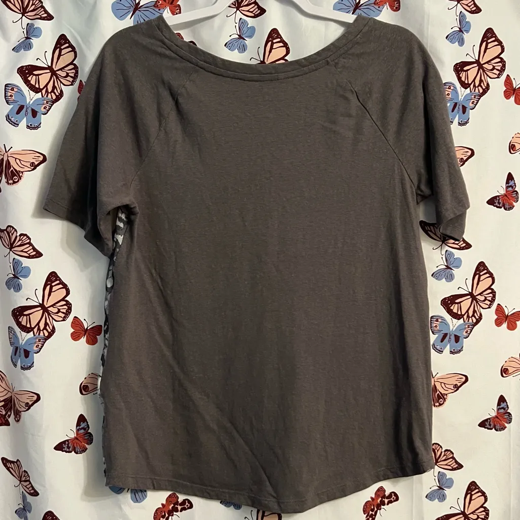 Banana Republic Gray and White Abstract Tee - Image 2